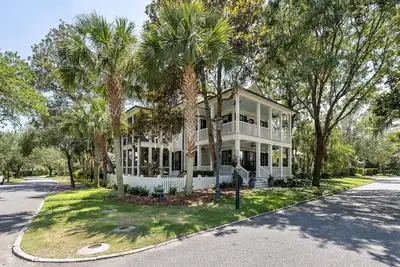 Image de River Grass House - 5 Bd with Enchanting Courtyard