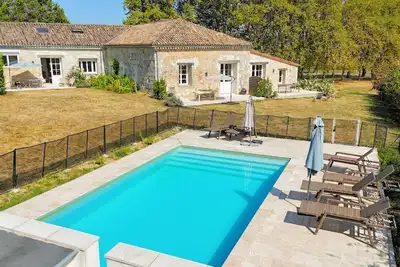 Image de Charmantes Anciennes Ecuries du 17e, 16 personnes, 8 chambres, Piscine