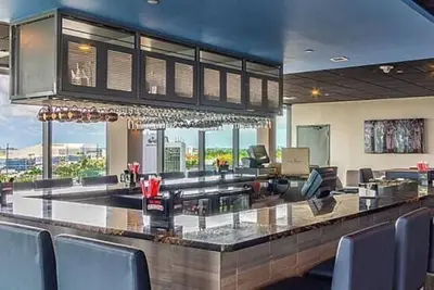Image de Relax & Unwind! 2 Comfortable Units, On-site Pool, Close to Bayfront Park!