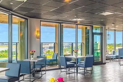 Image de Take An Amazing Vacation! 3 Great Units, On-site Pool, Near Bayfront Park!