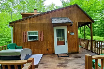 Image de 2 minute walk to Shagg Pond/Bryant Pond. Pet friendly!