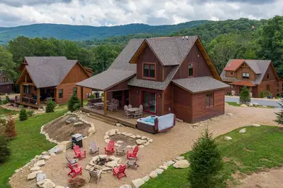 Image de Bear Claw Overlook at Eagles Nest- Lovely home with views, fire pit, hiking, hot tub and more!