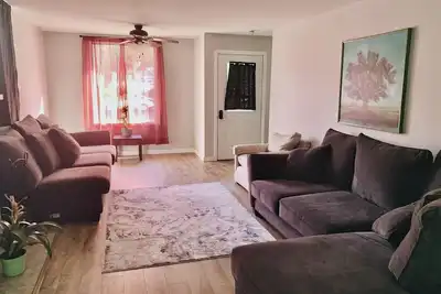 Image de Cozy and Centrally Located. Spacious home with fenced backyard and 5 beds.