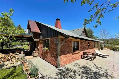 Image de Picturesque Lake House with a View - @JollyGetaways