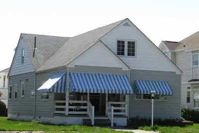 Image de Bright and spacious Cape Cod home in a lovely area of Stone Harbor.