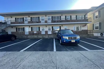Image de 2 bedroom, 1 bath bayside condo!