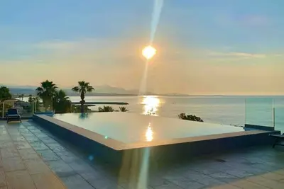 Image de Havre de paix avec piscine infinie sur la mer