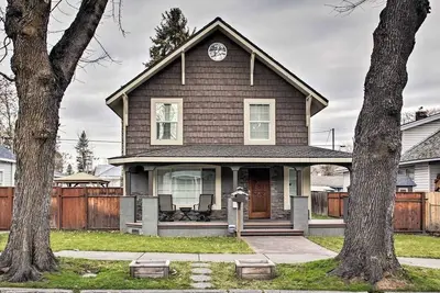 Image de Downtown W/ Ping Pong, Hot Tub, Fire Pit, large back deck & more!