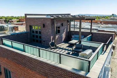 Image de Downtown Loft- industrial modern loft-style penthouse with rooftop deck!