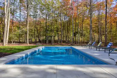Image de Luxury Property: Private Pool, Hot Tub, Fire Pit and Close to Lake Sunsets