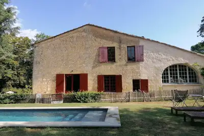 Image de Maison de campagne en pierre avec piscine
