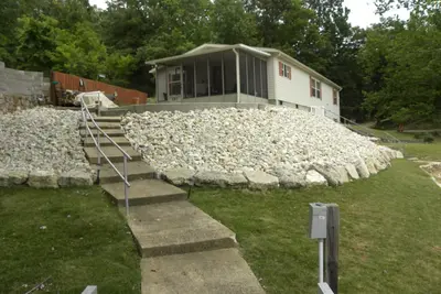Image de Lake front home, 10mm, dock, only steps to the water, close to Franky & Louies