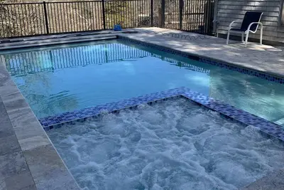 Image de 5 Min Walk to Nauset Beach, Saltwater Heated Pool & Hot Tub
