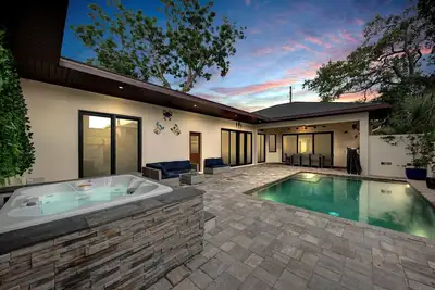 Image de Contemporary, Downtown location, Pool, Spa & Sauna, very close to Beaches