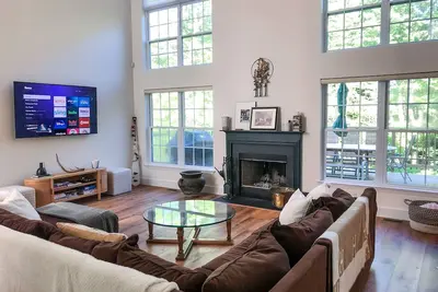 Image de Spacious & Modern Home in Pinecrest Lake Golf Club. 3 Mi to Lake Naomi