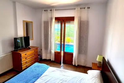 Image de Zimmer mit Pool und Meerblick