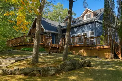 Image de Family-Friendly Muskoka Cottage | Hot Tub, Sauna, Near Wharf & Beaches