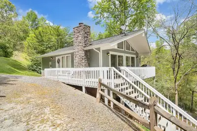 Image de Hummingbird Cottage- charming cottage in quiet cove close to Bridgewater!