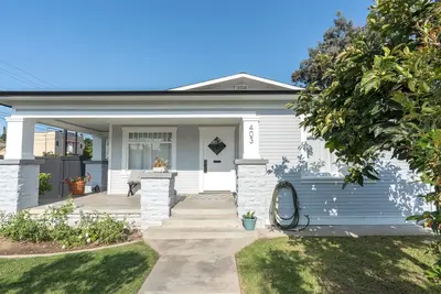 Image de Long Beach Craftsman House. Historic district house-centrally located