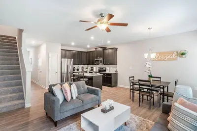 Image de Luxury and Stylish, Newly built 2021. Minutes from the airport.