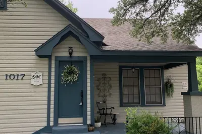 Image de The Anglin House, an early century home completely renovated and modernized.