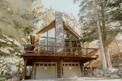 Image de New! Modern mountain retreat. Bar, garage, luxurious backyard patio. Pristine!