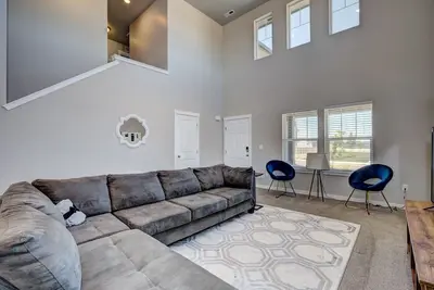 Image de Newly built~large home~playroom~Cali King bed~5 TVs