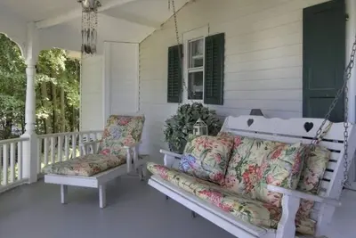 Image de Charming landmark home on beautiful Copake Lake