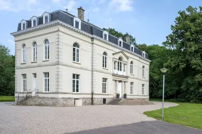 Image de Chateau dans parc arboré