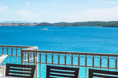 Big Flat with a Mighty Fine View! For 6 (8) People.