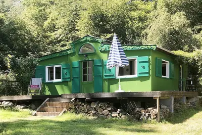 Image de Chalet dans un écrin de verdure, tennis et mer