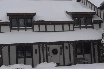 Image de Four Seasons Lodge - Ski In/Out - 5 Bdr. - Closest to Lift!