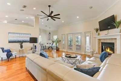 Image de Elegance by the Sea | 5-min walk to quiet beach
