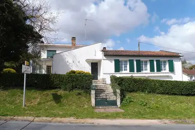 Image de Maison en bordure de village à la campagne dominant la vallée de la Garonne