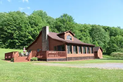 Image de Secluded Cabin near Va Creeper Trail. WiFi-A\/C-Hot Tub-Deck-Grill-Pond-Firepit!