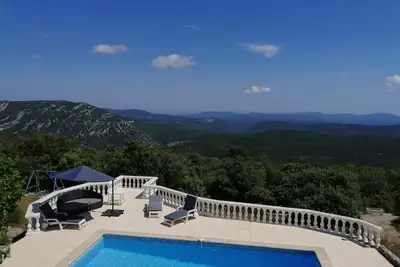 Image de Maison INDÉPENDANTE Avec Piscine Et Vue Panoramique Jusqu'À La MÉDITERRANÉE.