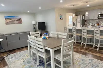 Image de Perfect Location for your Beach\/Lake Mi stay! You'll Love This Beautiful Home!