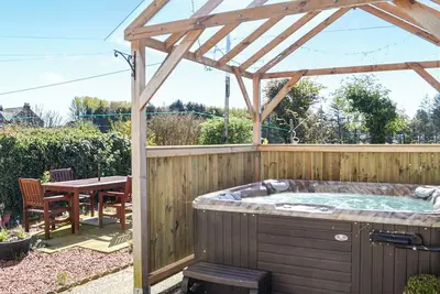 Image de Where better to enjoy the hot tub in this delightful and private garden.
