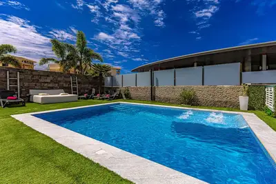 Image de 5 bed, 4 bath villa with heated pool @ 28º for free, A. C 5 min walk from beach