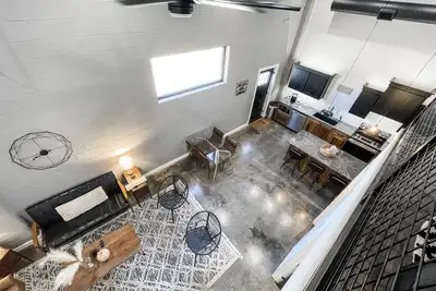 Image de Industrial/modern loft within walking distance to downtown!