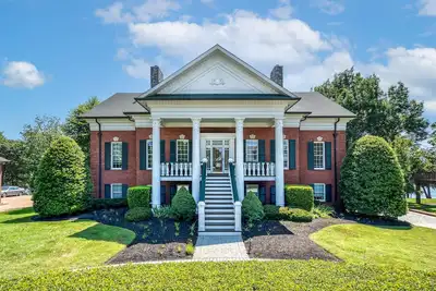 Image de Stunning And Spacious Nashville Home With In-Ground Pool On The Lake!