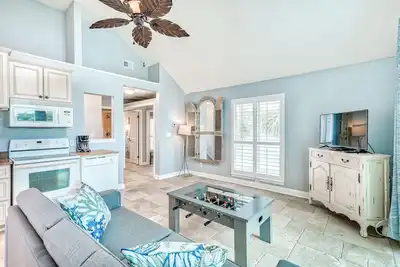 Image de Steps to Beach | Charming Top Floor Destin Rental