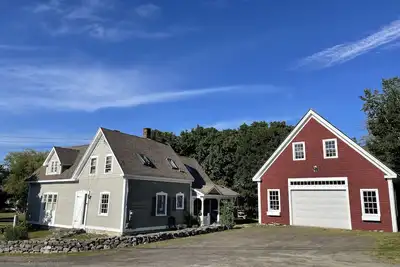 Image de Cozy Owl’s Head village home
