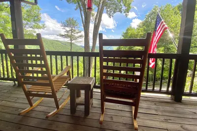 Image de Breathtaking Mountain Views, Wraparound Deck, Firepit, and Fast Wi-Fi!
