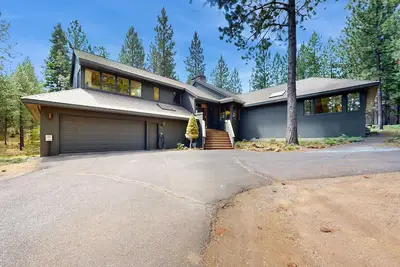 Image de Dog-friendly home with private hot tub, high-speed WiFi, & central Ac
