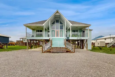 Image de Two-story, dog-friendly home w/partial ocean views, decks, private washer/dryer