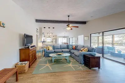 Image de Dog-Friendly Home with Shared Pool, High-Speed WiFi, Washer/Dryer, & Central Ac
