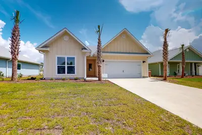 Image de Lovely coastal home with pool access, fast WiFi, screened patio & great location