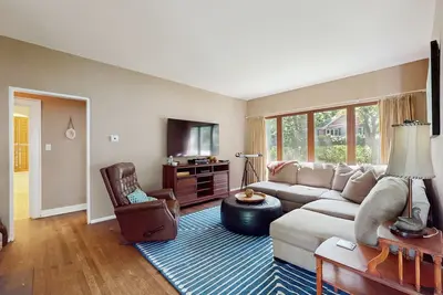 Image de Rustic beach cottage with partial lake views, grill, & WiFi - great location