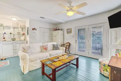 Image de Leave your worries behind and relax in this charming vintage home, across the street from beach.